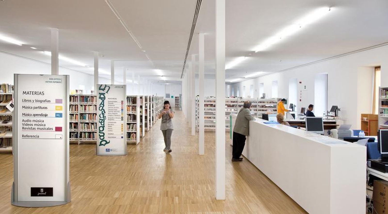 Interior de la biblioteca musical Víctor Espinós, en el centro cultural de Conde Duque