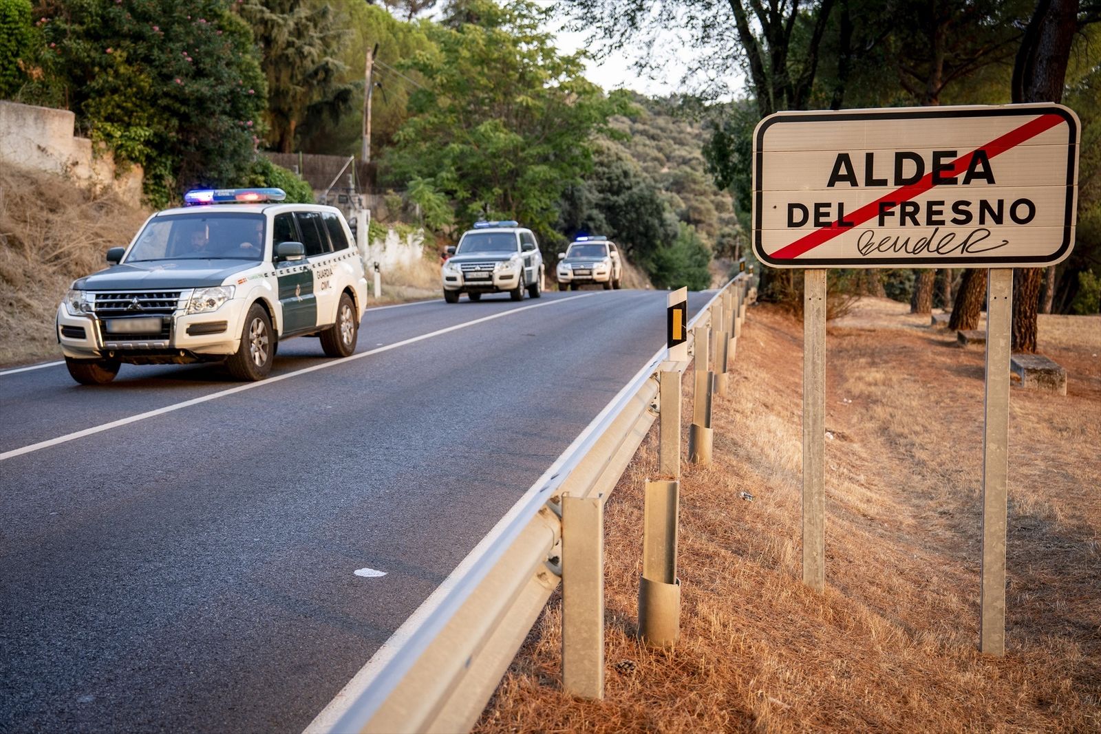 Varios  coches de la Guardia Civil en las carreteras aledañas a los incendios de Madrid
