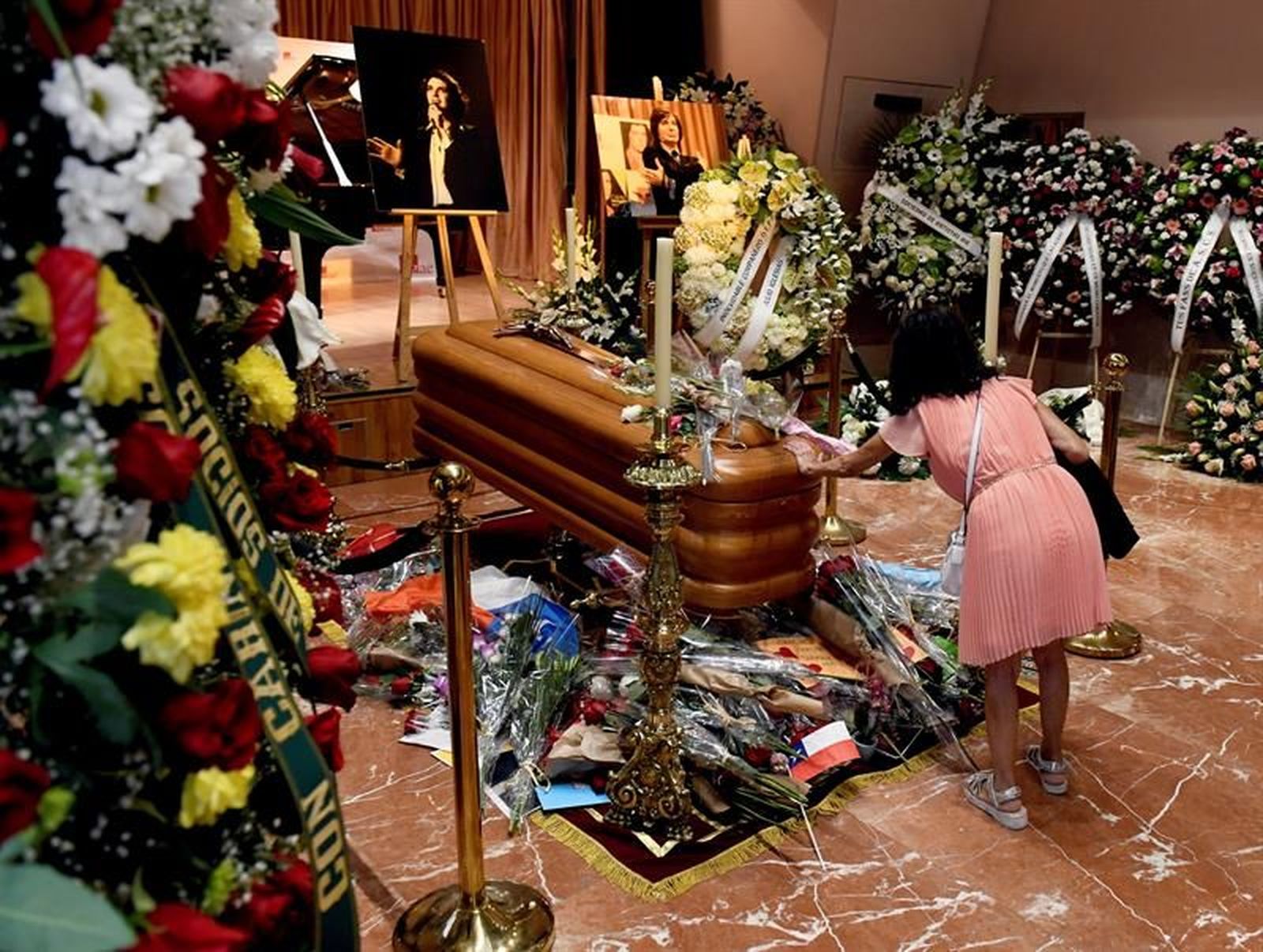Cientos de personas dan el último adiós a Camilo Sesto