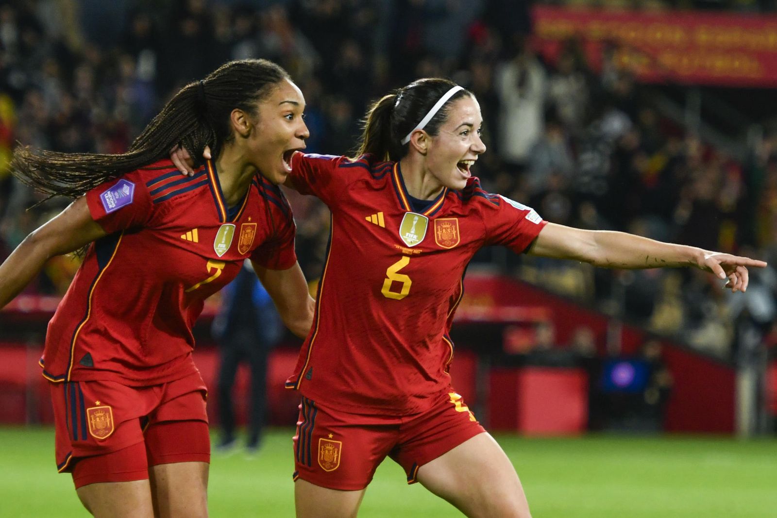 Salma Paralluelo y Aitana Bonmatí