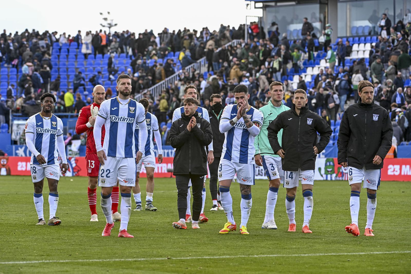 Los jugadores del Leganés aplauden al público tras su derrota en el partido de LaLiga ante el Betis
