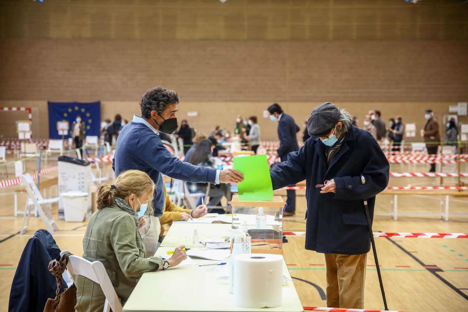 Votación en un polideportivo de Madrid