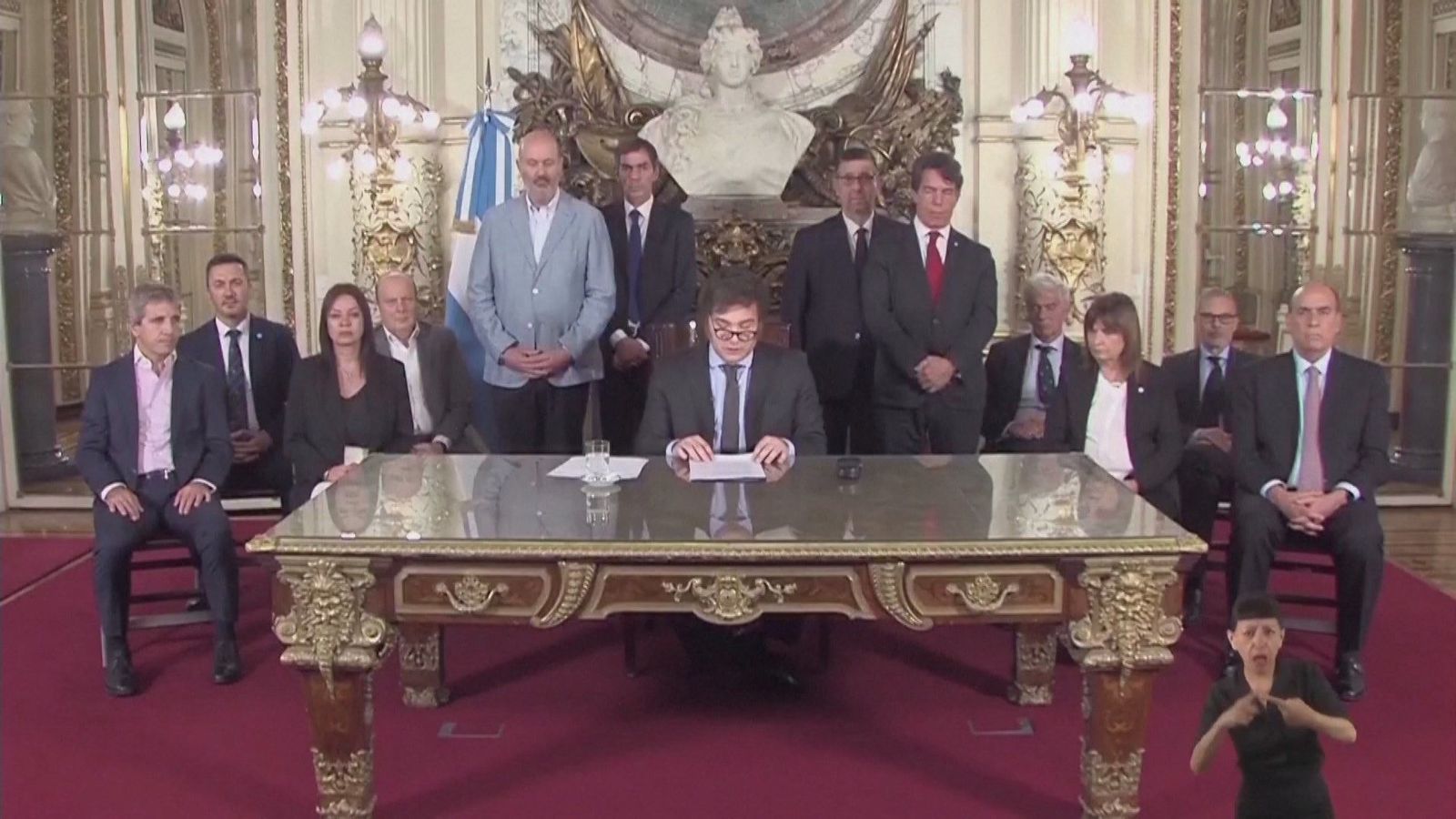 Milei presenta un 'megadecreto' para reconstruir la economía de Argentina