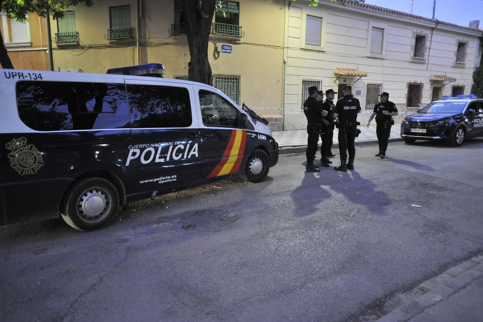 Agentes de la Policía Nacional en el barrio de La Estrella de Albacete