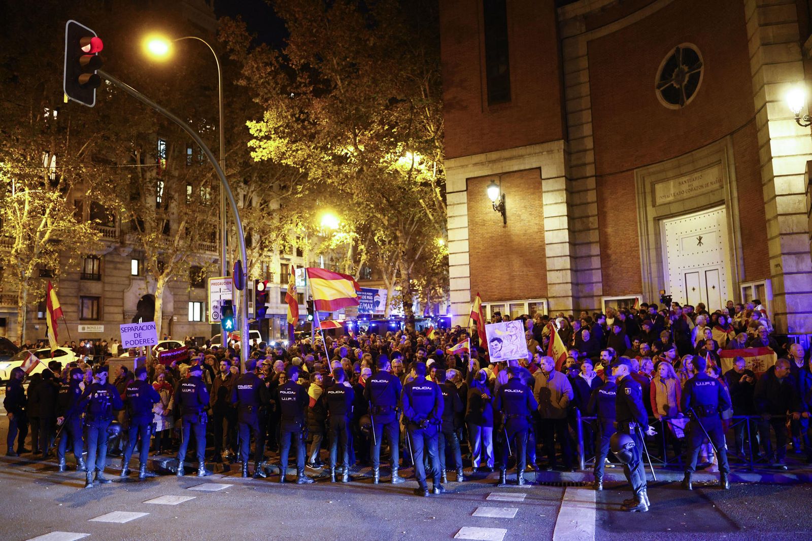 Manifestación contra la amnistía frente a la sede del PSOE en la calle Ferraz