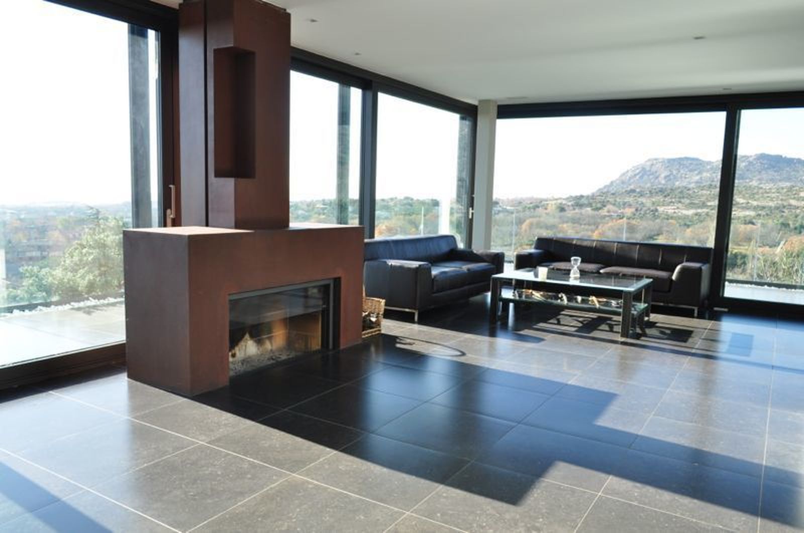 La planta alta es un lugar diáfano y confortable en donde se funden salón, cocina y comedor. ¡Tiene unas maravillosas vistas!