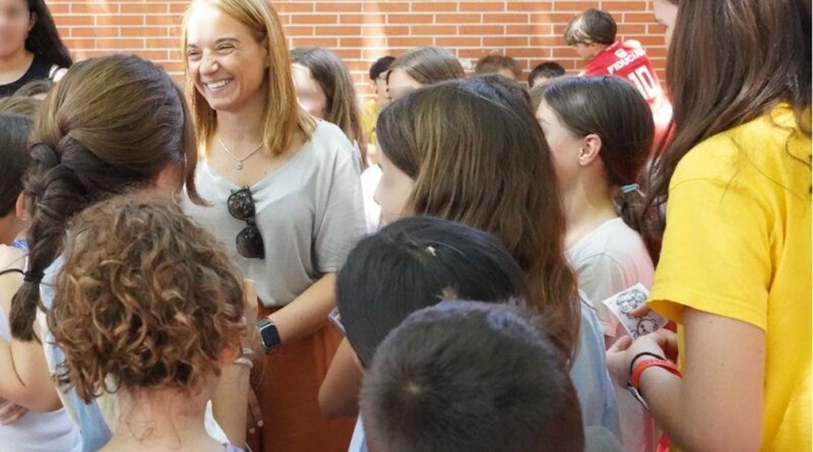 La alcaldesa de Getafe, Sara Hernández, con escolares