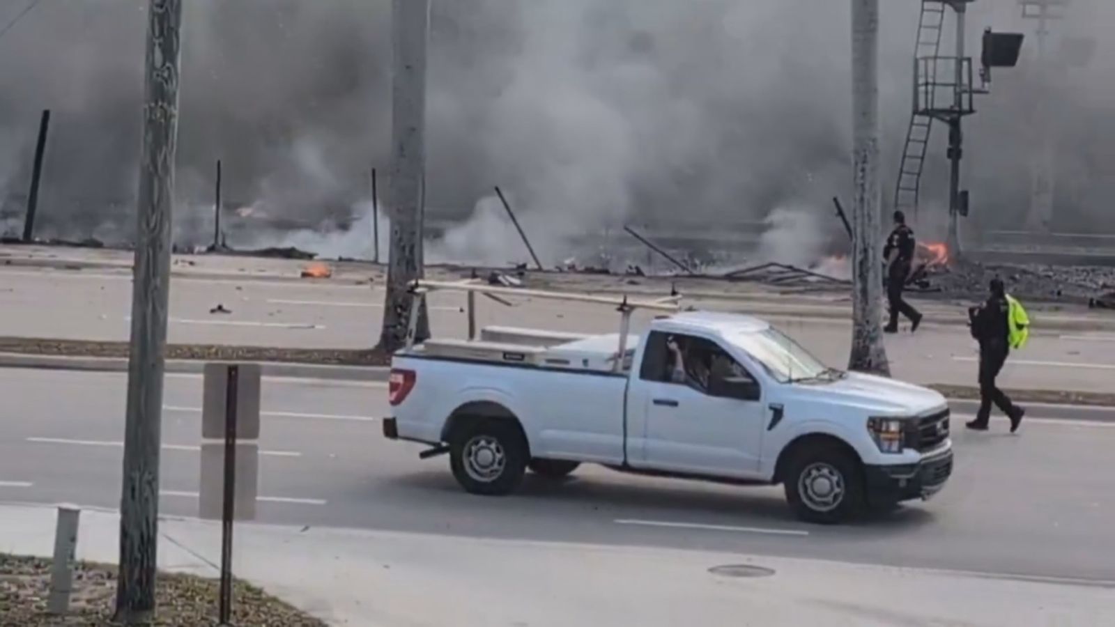 Tres muertos al estrellarse una avioneta en una transitada avenida en Boca Ratón, Florida