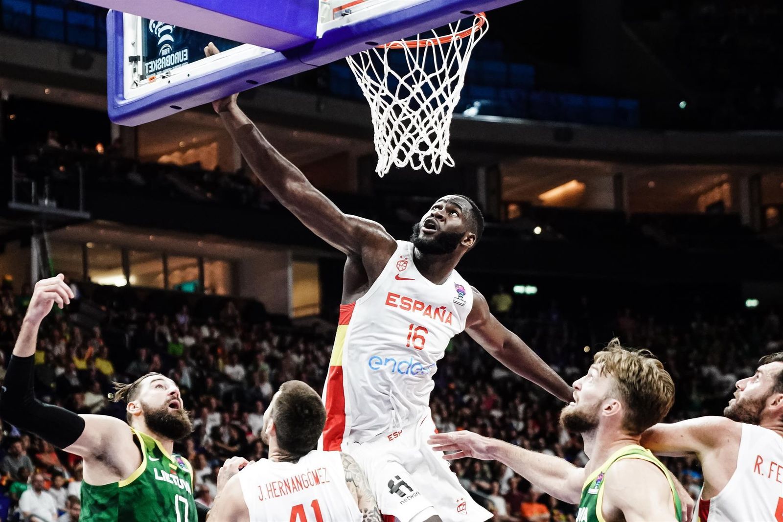 Garuba se eleva ante la canasta lituana para encestar