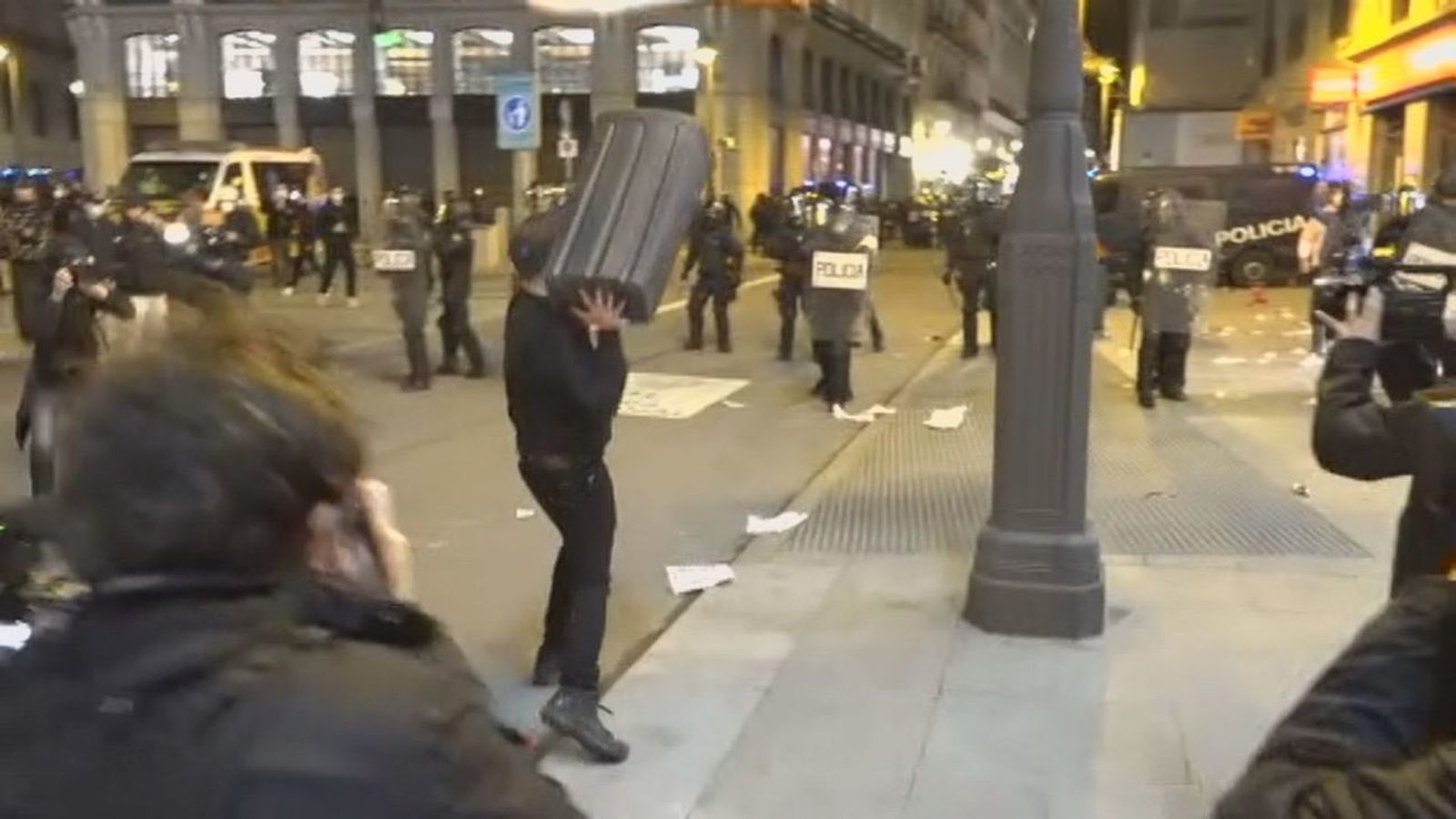 Manifestantes por el rapero Hasel atacan a policías en la Puerta del Sol