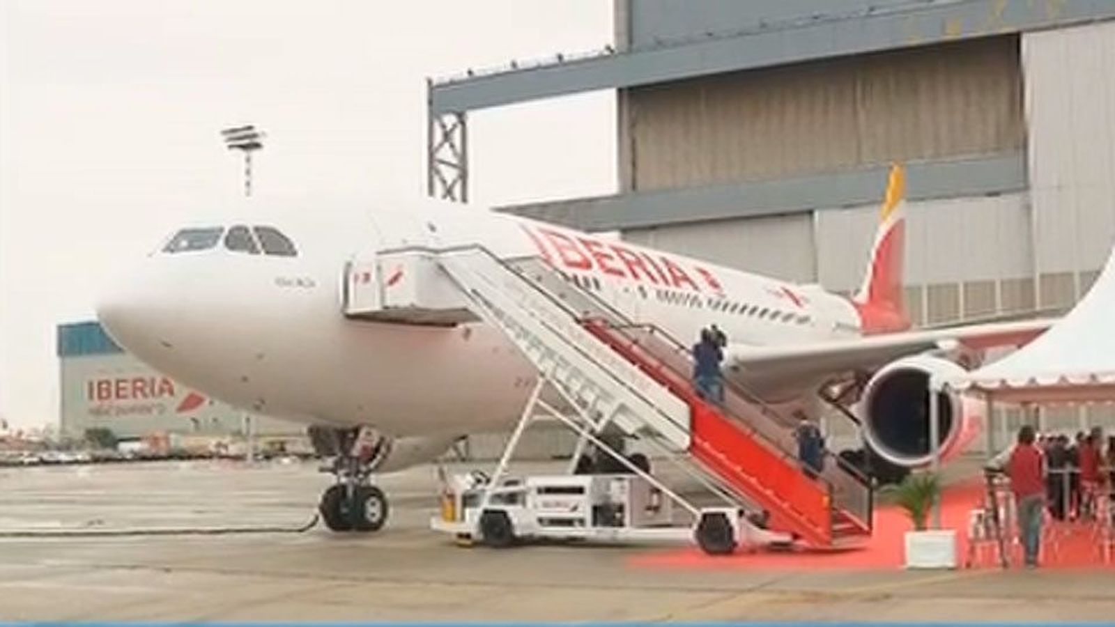 Cifuentes presenta la nueva línea aérea Madrid-Tokio de Iberia