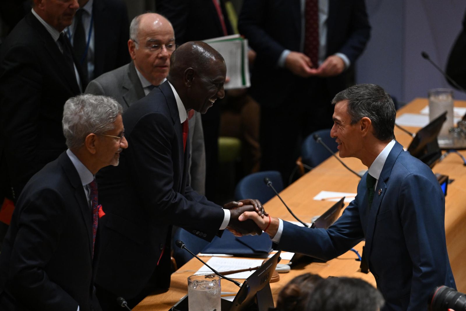 El presidente del Gobierno, Pedro Sánchez (d) durante su asistencia al Evento Partners for Multilateralism