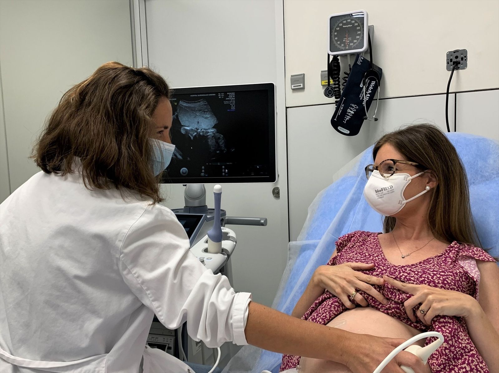 Una doctora realiza una ecografía a una embarazada