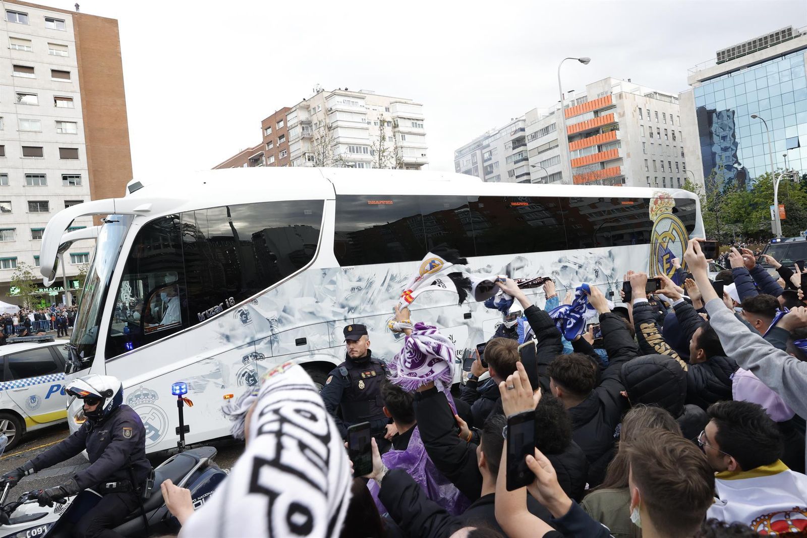 El autocar del Real Madrid a su llegada al Bernabéu