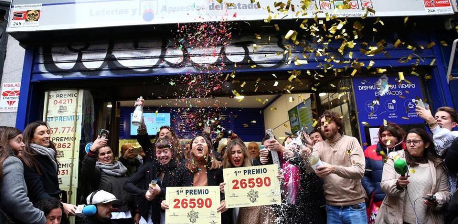 Varias personas celebran el 'Gordo' de 2019 en 'Doña Manolita'