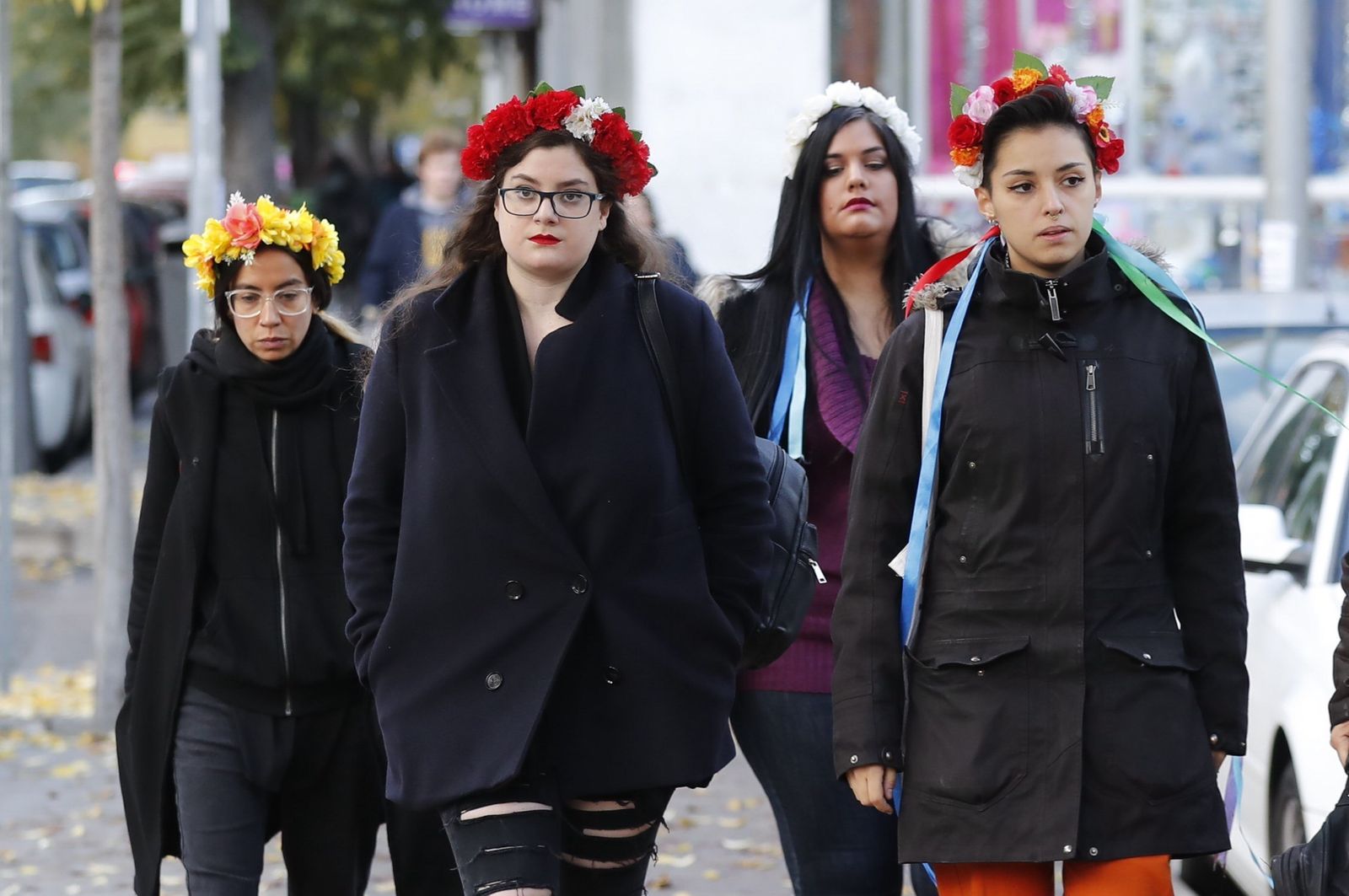 Las dos activistas de Femen (d y 2d) junto a otras compañeras en el Juzgado de lo Penal número 23 de Madrid.