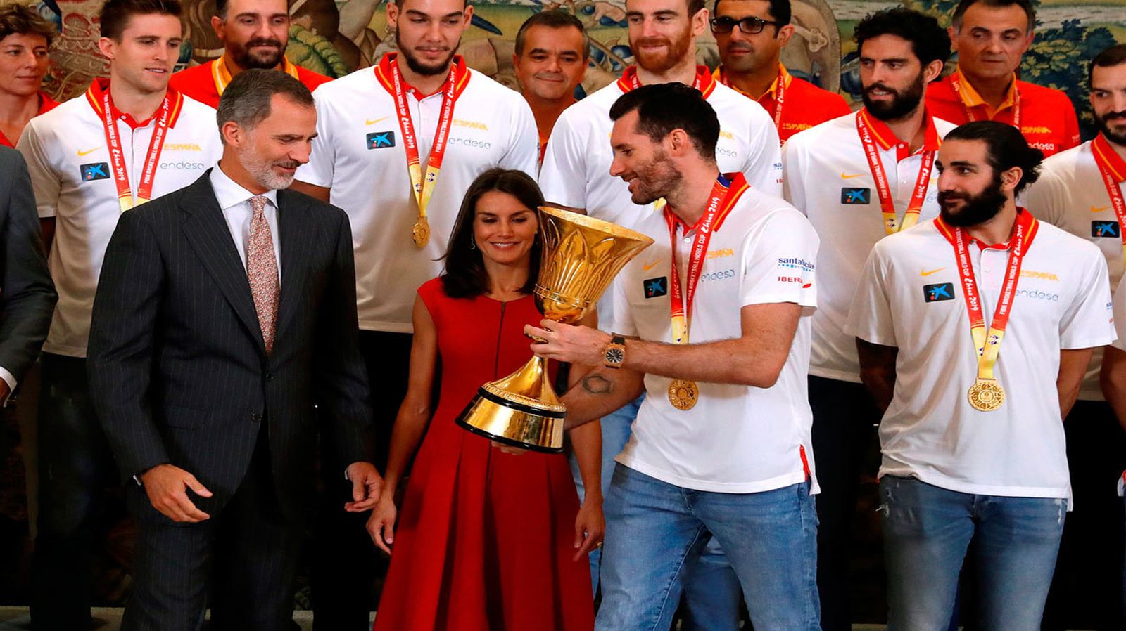 Los Reyes con la copa y los campeones del mundo