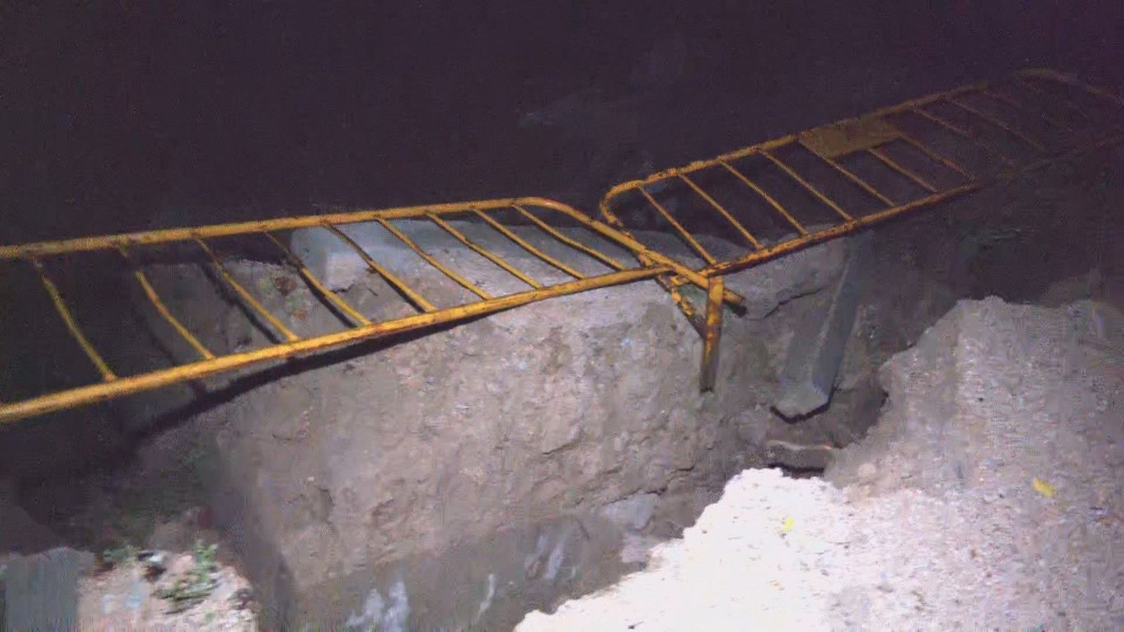 El agua derrumba parte de una casa en Arroyomolinos y causa desperfectos en varias viviendas