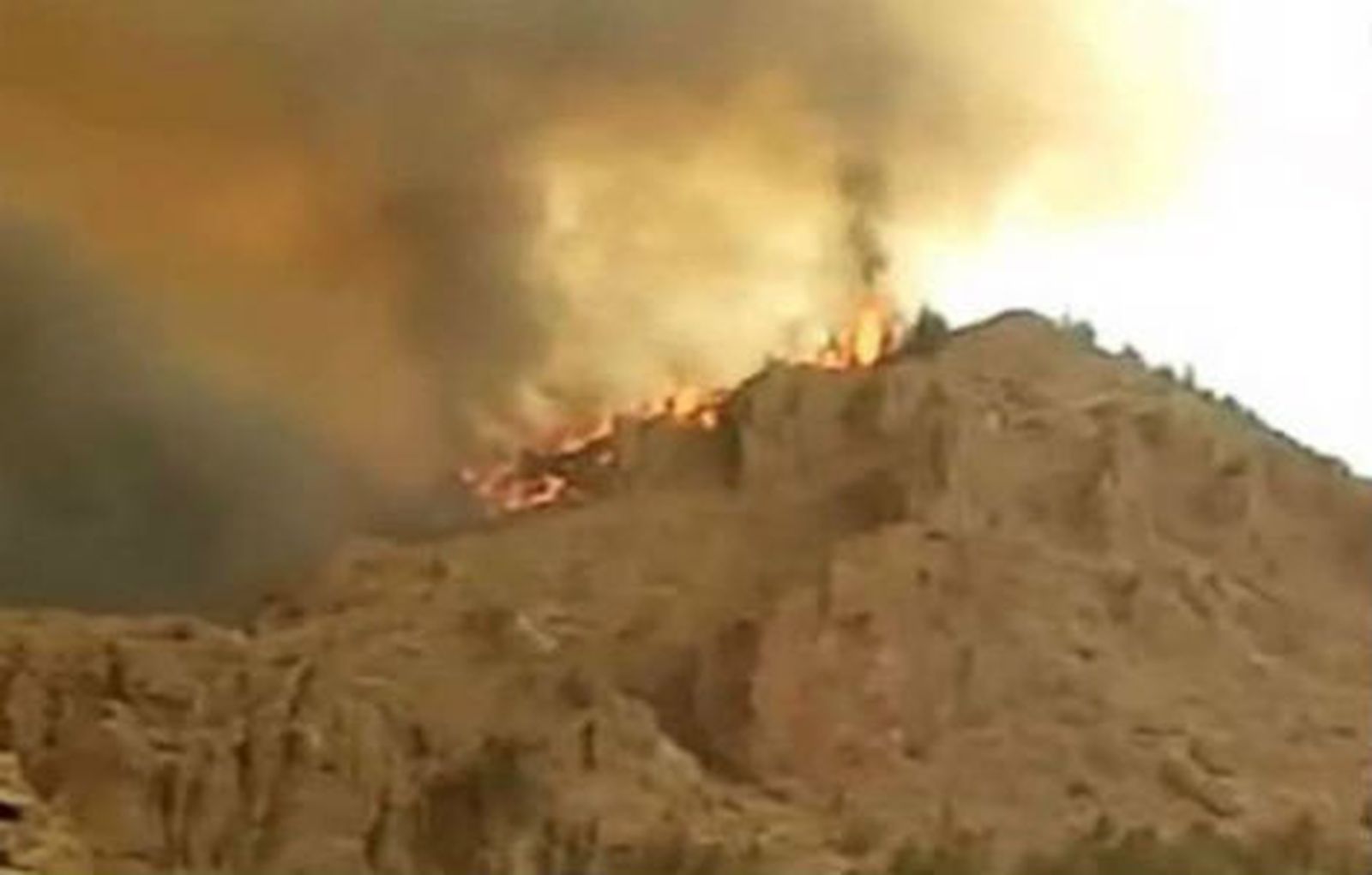 Controlan los frentes del incendio de Tenerife salvo Tágara y Chirche
