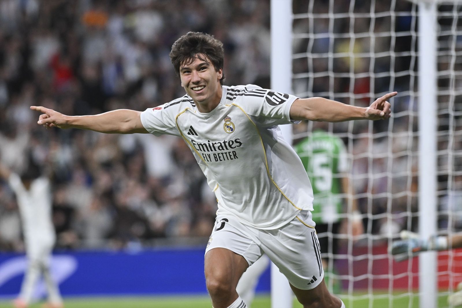Gonzalo García celebra un gol en el Bernabéu