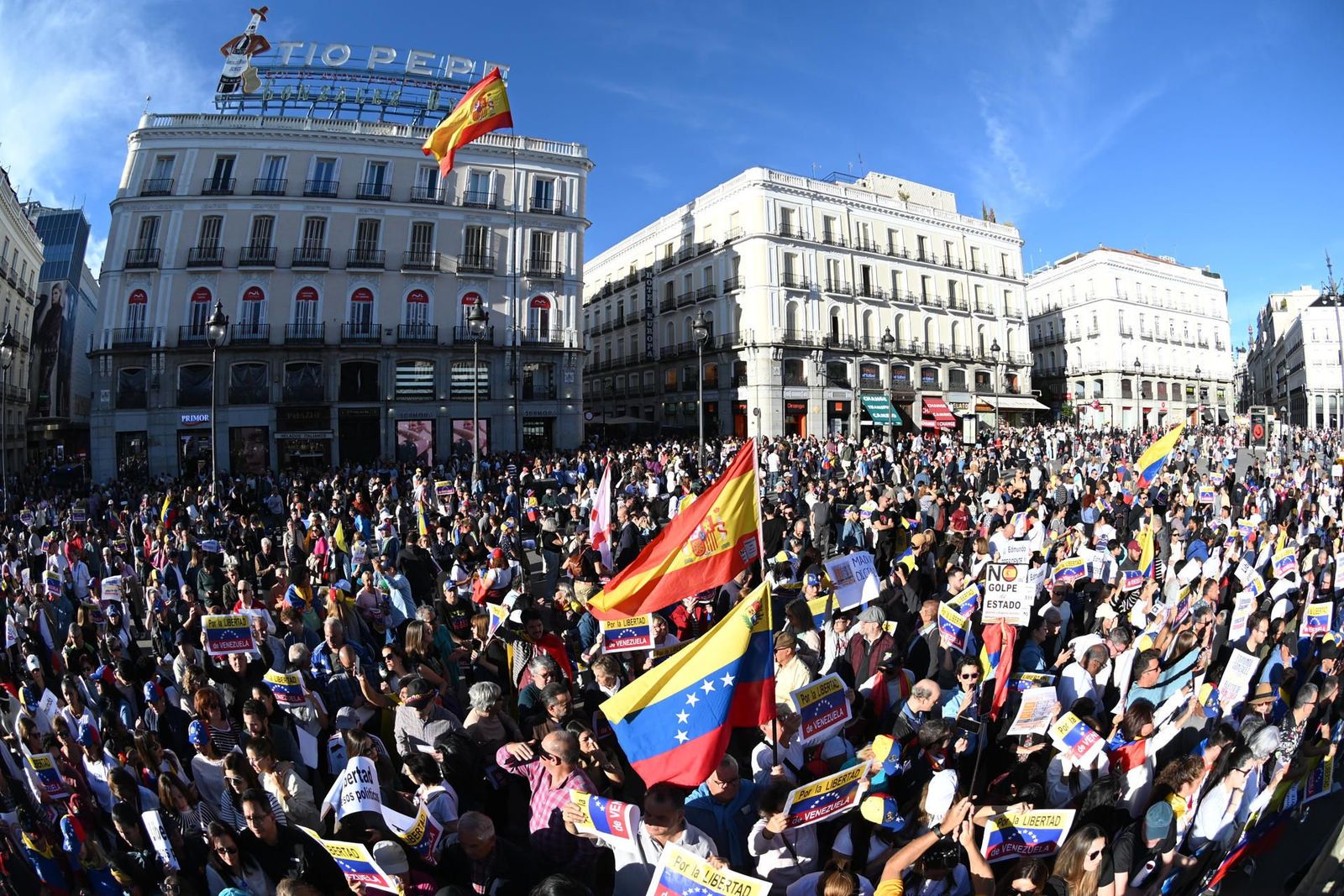 Miles de personas piden en Madrid "el fin de la tiranía de Maduro"