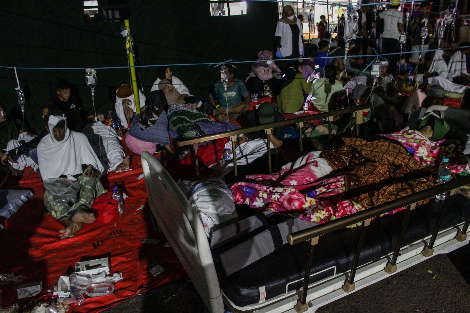 Aumentan a más de 160 los muertos por el terremoto de Indonesia