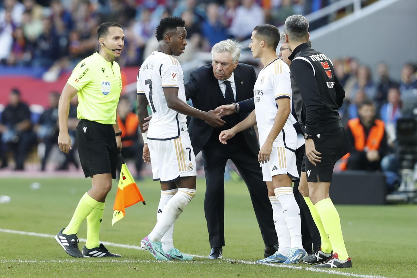 Investigan supuestos insultos racistas contra Vinicius en el Clásico