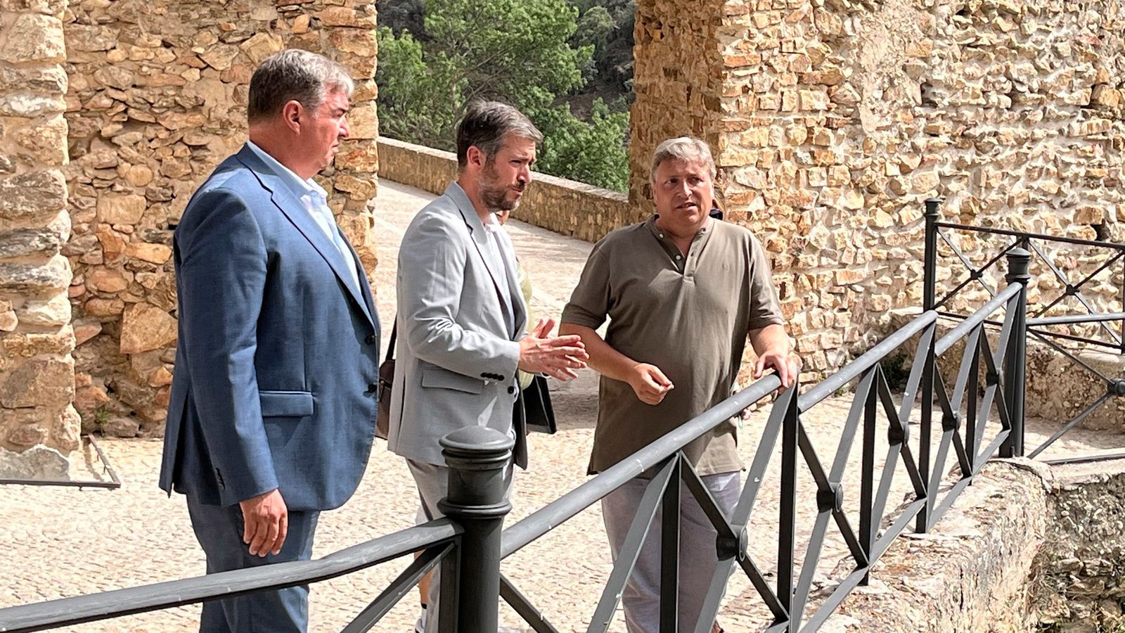 El consejero de Presidencia, Justicia y Administración Local, Miguel Ángel García Martín, en una visita a Buitrago de Lozoya