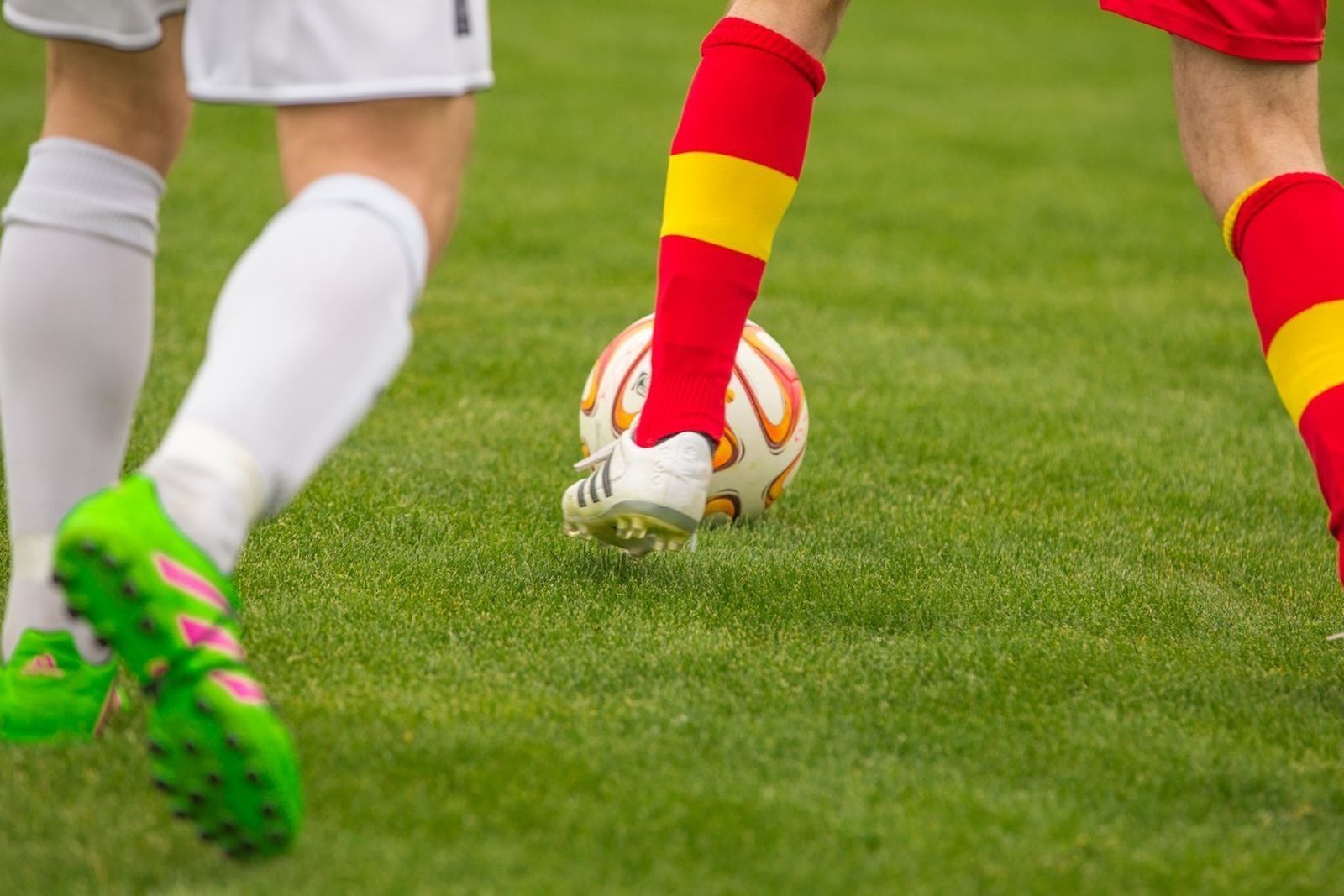 Dos jugadores de fútbol disputan el balón