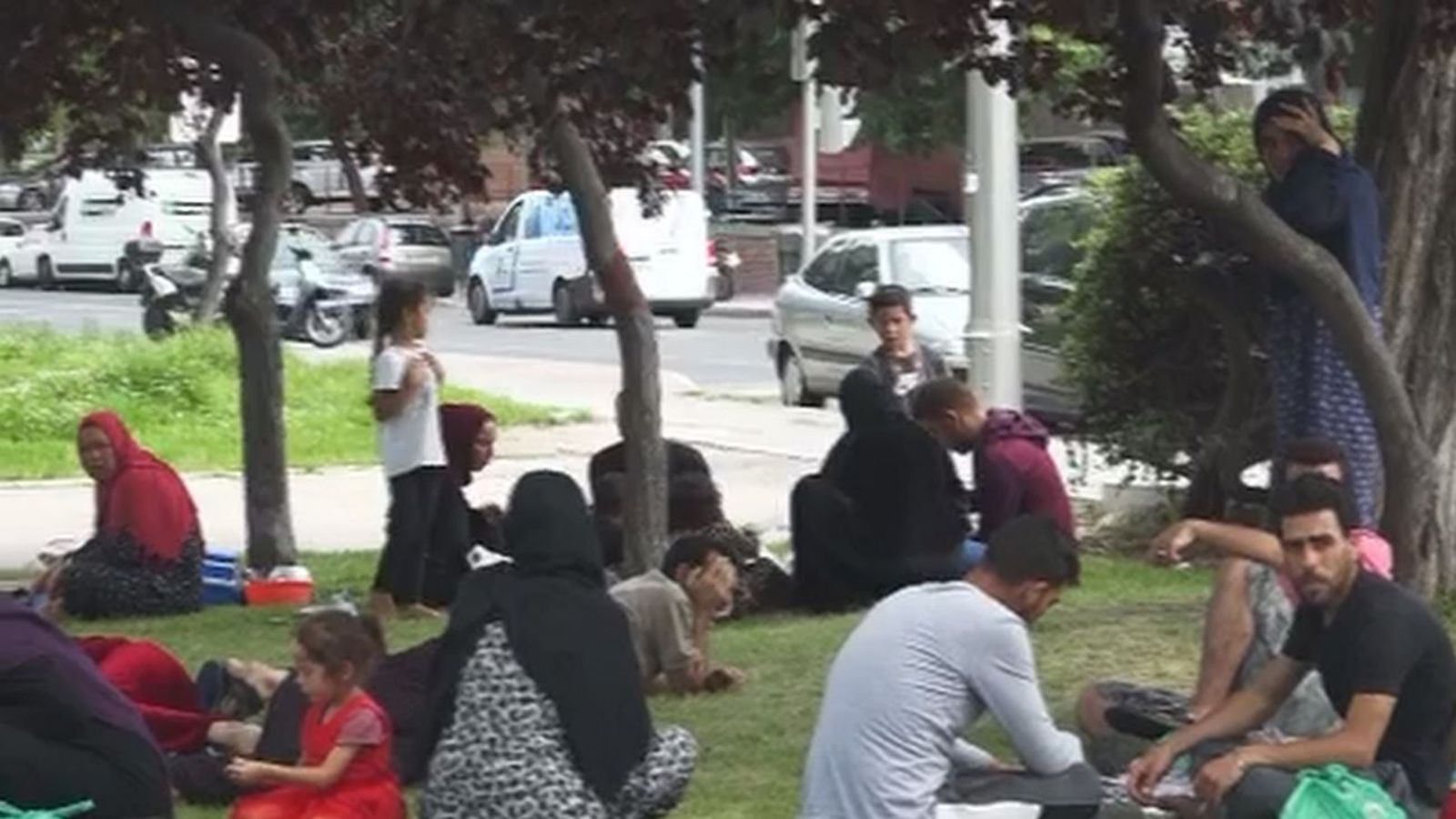 Varias familias sirias acampan junto a la mezquita de la M-30