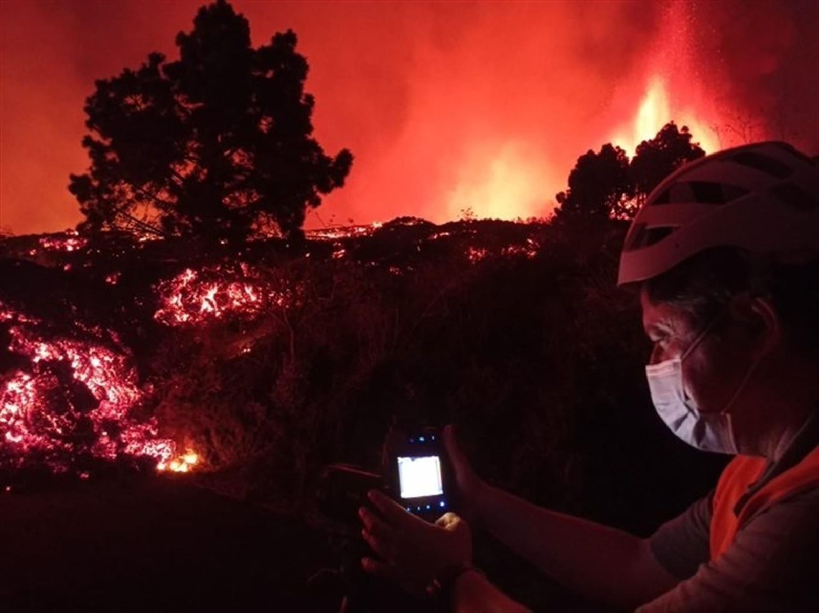 María Victoria, vecina próxima al volcán de La Palma: "El espectáculo es dantesco"