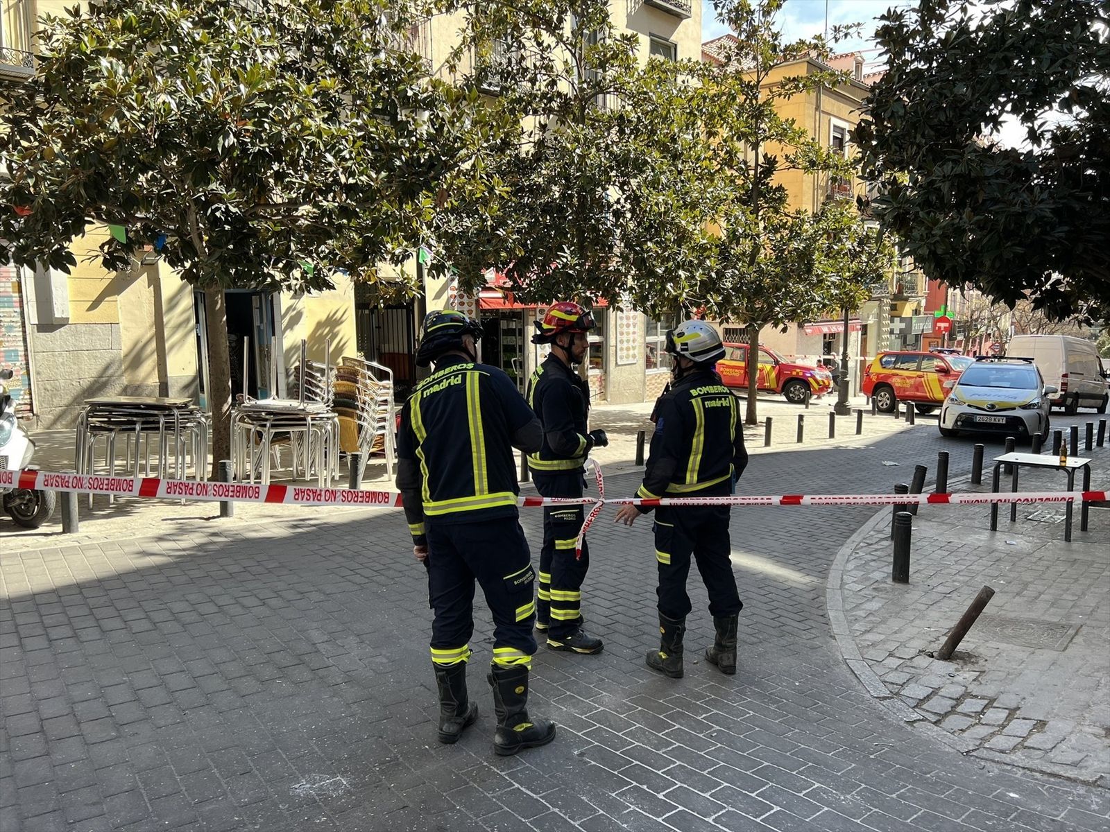 Bomberos trabajando en el entorno del edificio afectado