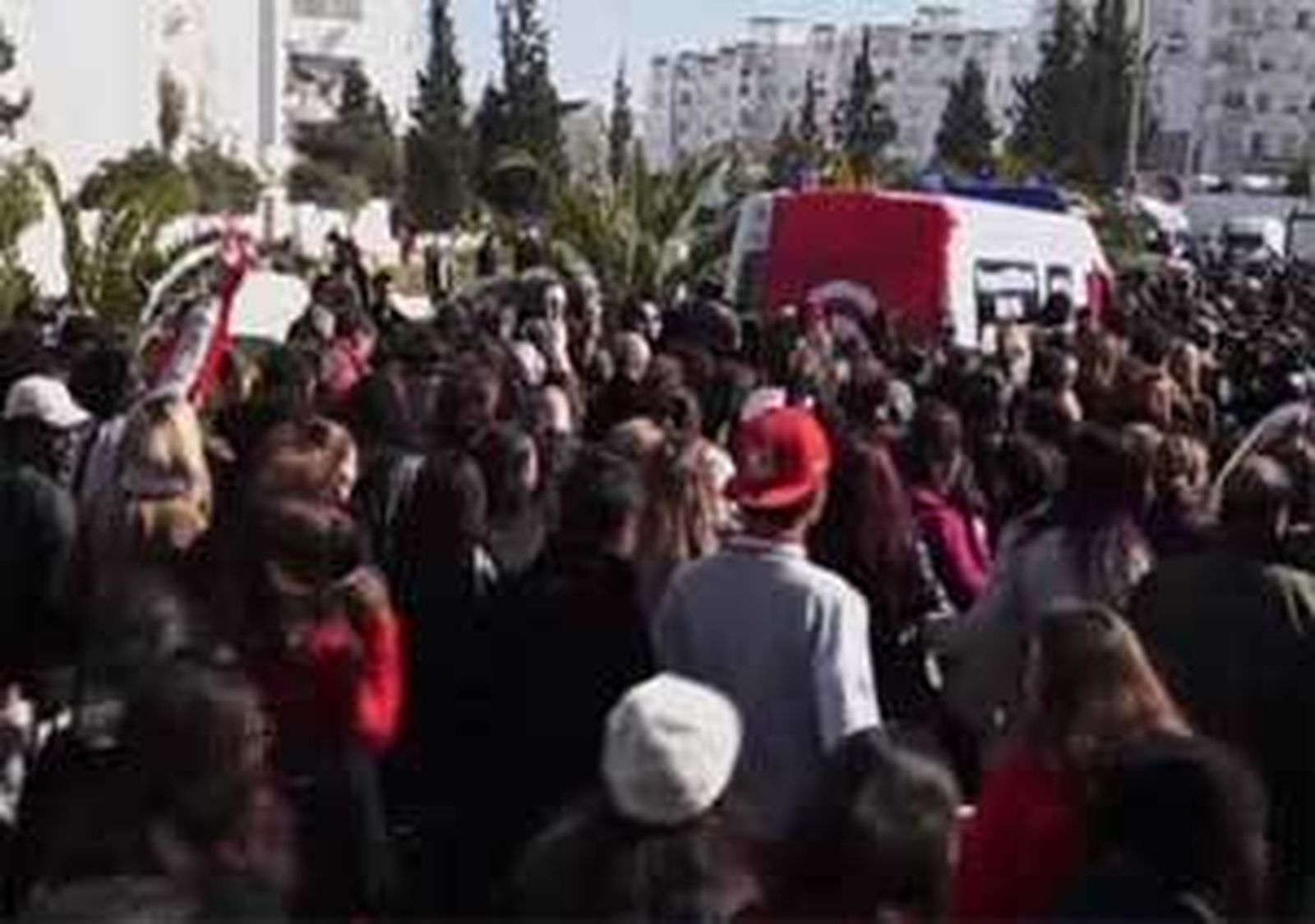 El asesinato de un líder opositor desata la indignación y tensión en Túnez