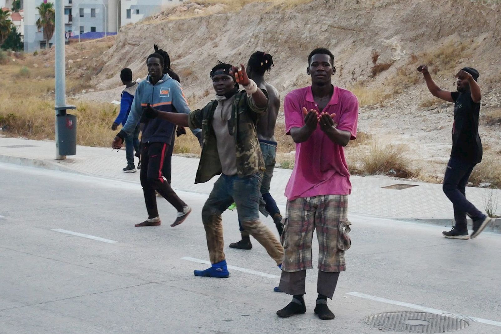 Algunos de los subsaharianos que han saltado este jueves la valla en Melilla