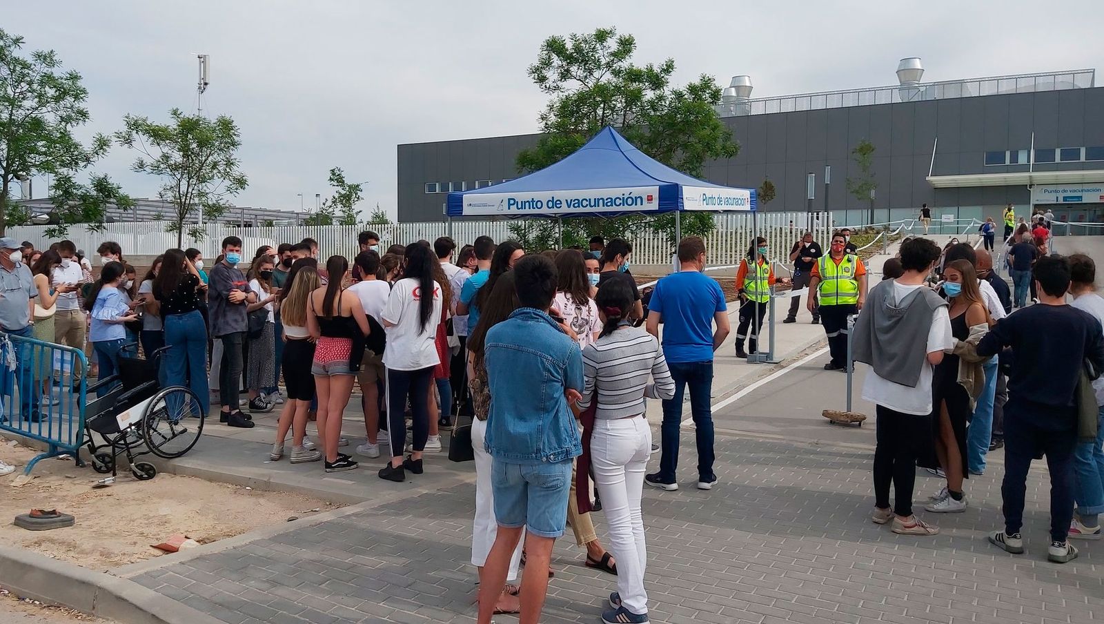 Colas de estudiantes de Farmacia en el Zendal