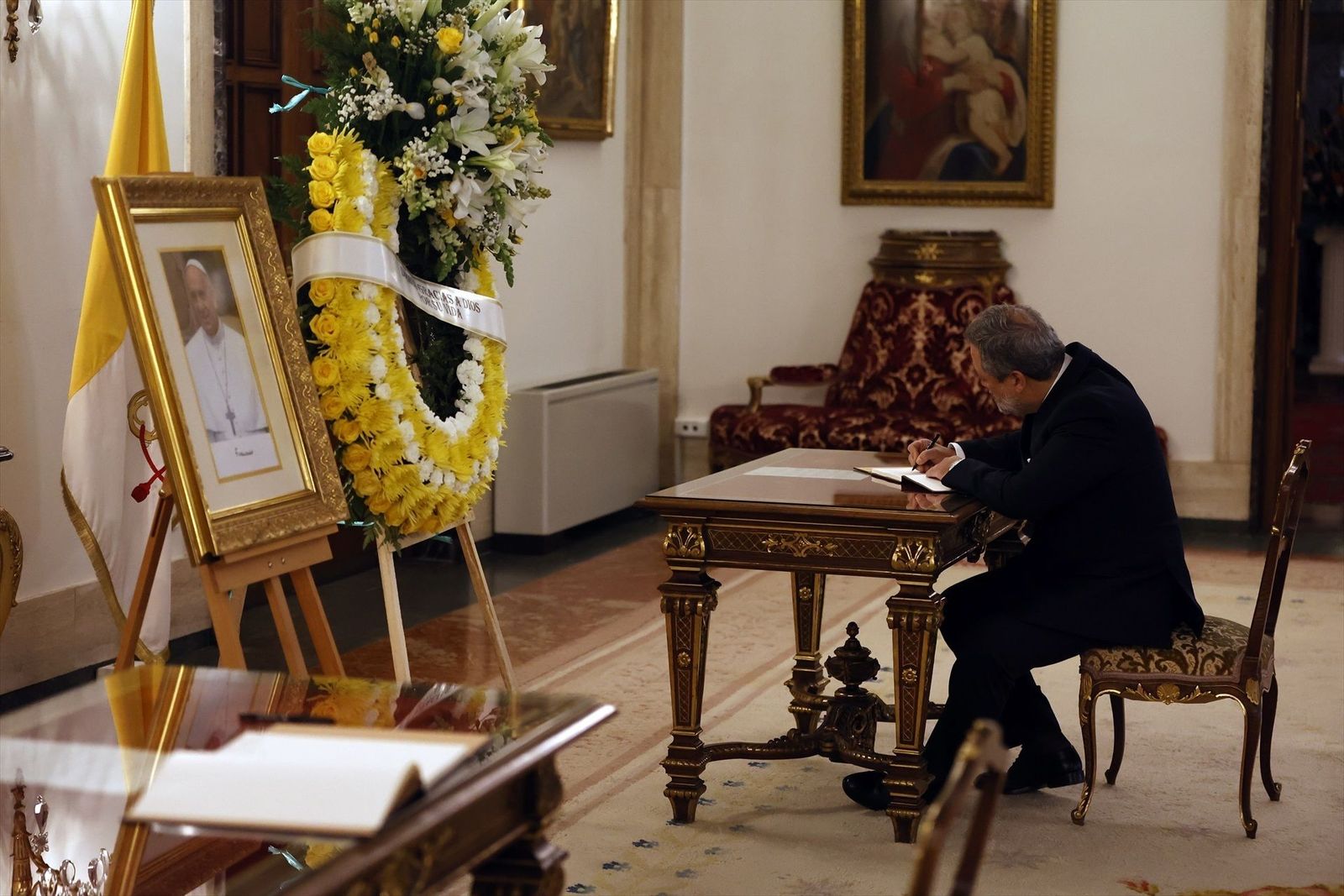 La Nunciatura Apostólica abre sus puertas a los ciudadanos para que firmen en el libro de condolencias