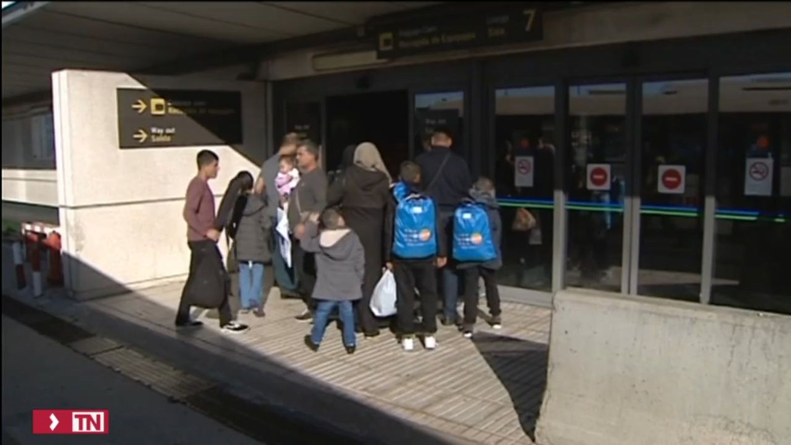 Inmigrantes en Barajas piden asilo en España