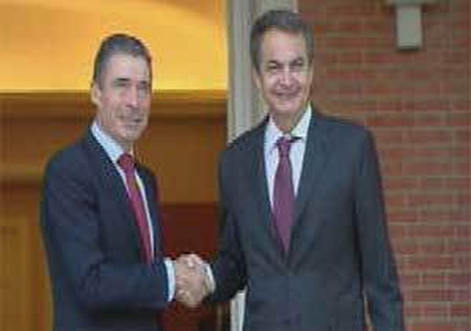Zapatero y Rasmussen defienden la presión militar y política sobre Libia