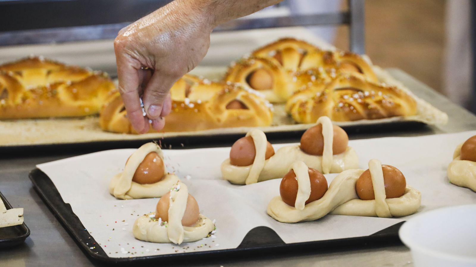 Elaboración de las Roscas de San Marcos en un obrador de Móstoles
