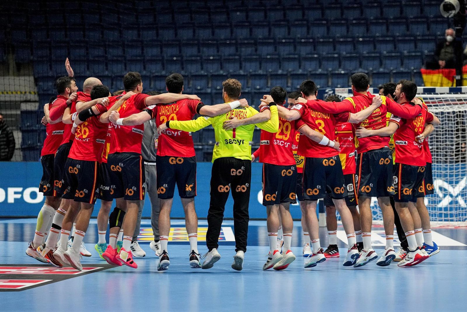 Los integrantes de la Selección española celebran su pase a semifinales del Europeo de Balonmano