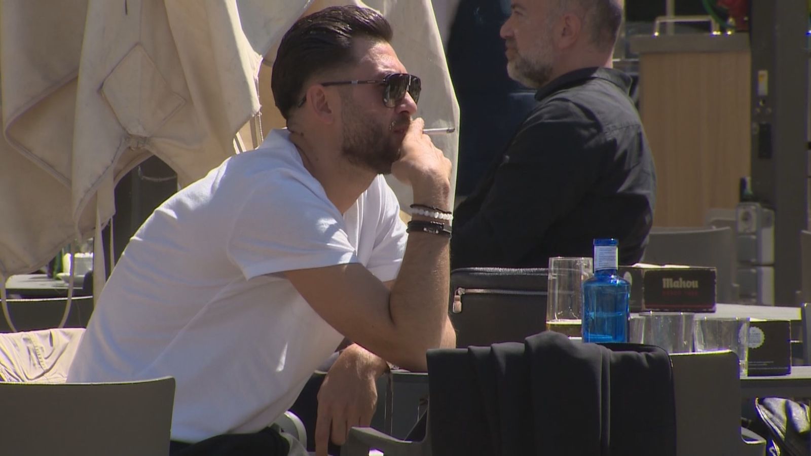 Bruselas pide ampliar la prohibición de fumar y vapear a terrazas, piscinas, parques y paradas de autobús