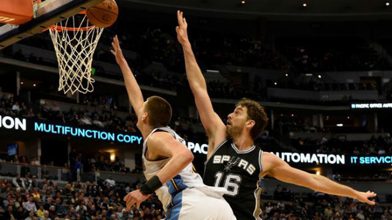 Pau Gasol ante los Nuggets