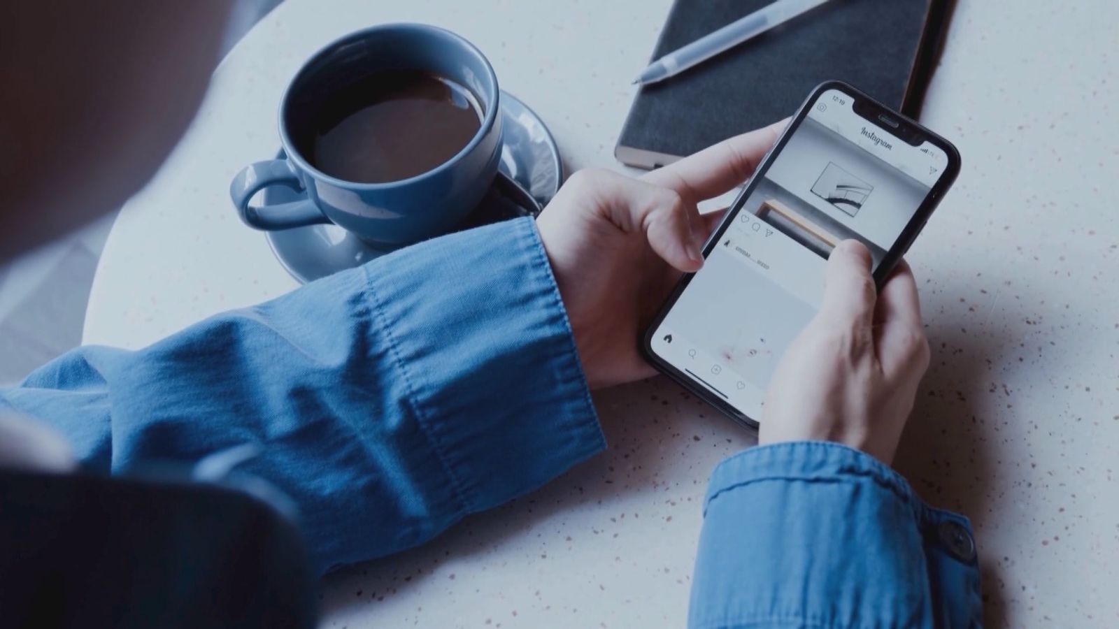 Una persona accede a sus redes sociales mediante un teléfono móvil