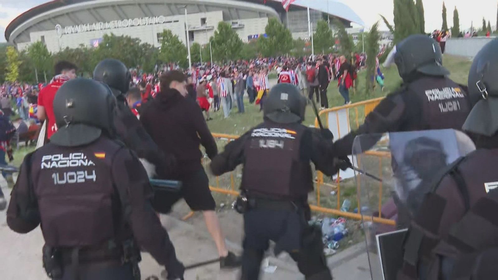 Tres heridos leves y un detenido por incidentes previos al Atlético-Arsenal en el Metropolitano