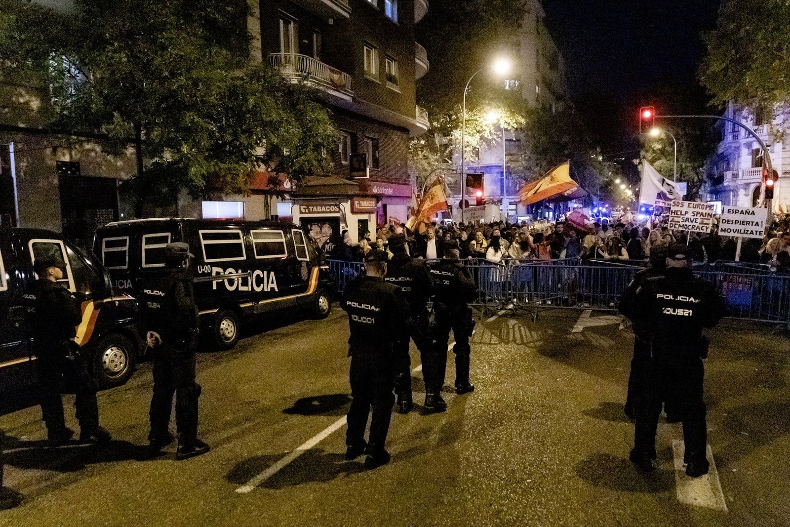 Nueva concentración en Ferraz contra la amnistía, menos numerosa y sin incidentes