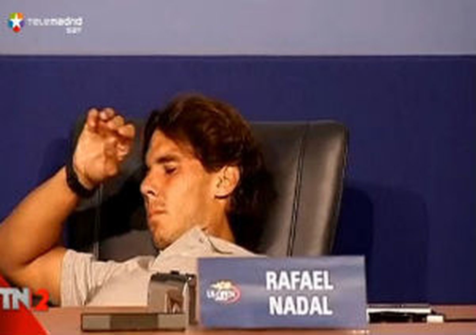 Nadal sufre un calambre durante rueda de prensa que le obliga a aplazarla