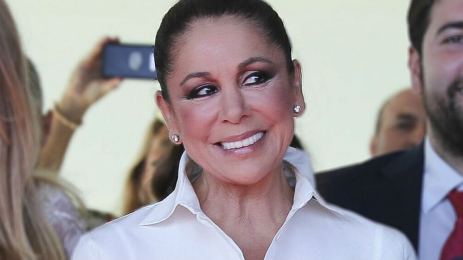 A Isabel Pantoja le surge el amor