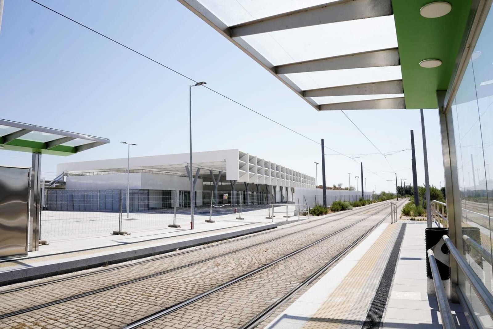 Andenes y edificio principal de la nueva estación de Cercanías de Parla Norte