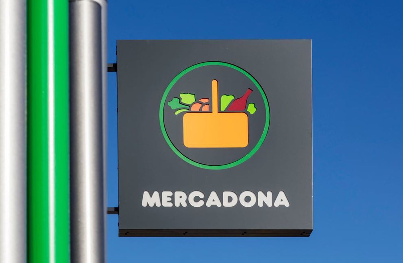 Logo de Mercadona a la entrada de un supermercado