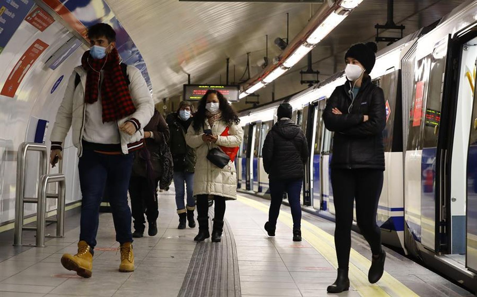 Viajeros en el metro de Madrid